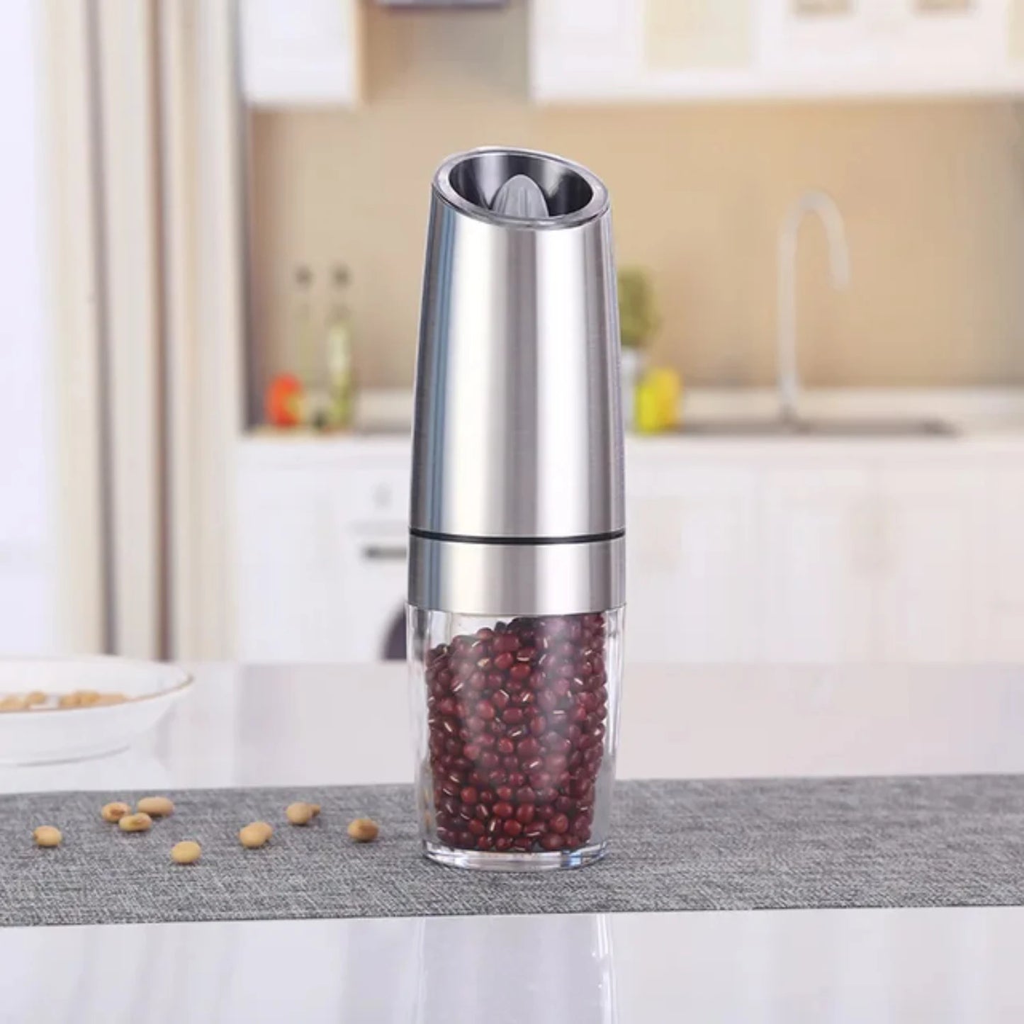 Manual salt and pepper grinder