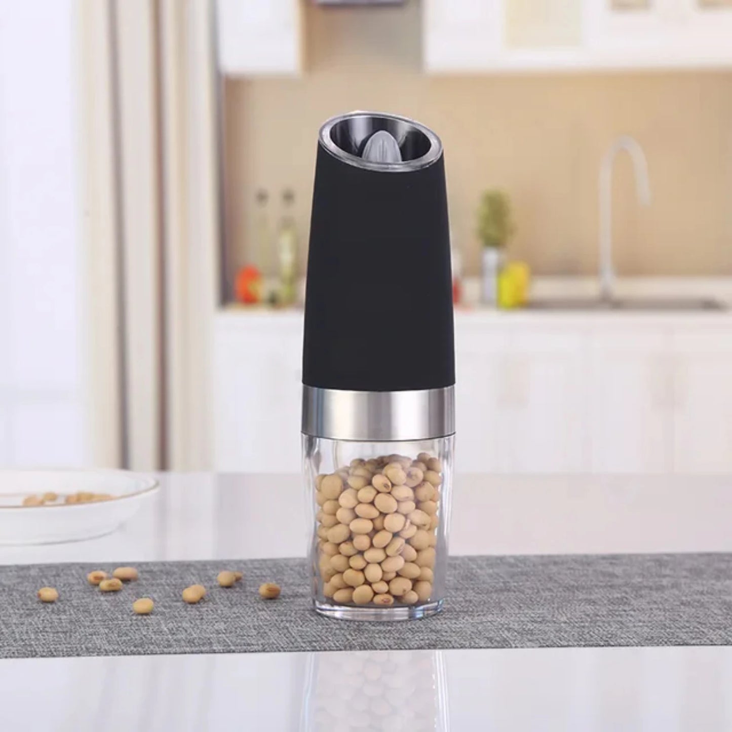 Manual salt and pepper grinder